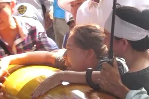 Clip người thân khóc ngất bên quan tài 6 nạn nhân vụ thảm sát