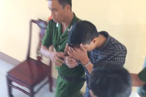 Clip áp giải nghi can Nguyễn Hải Dương ra khỏi trụ sở công an huyện