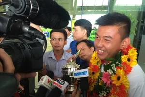 Chùm ảnh: Lý Hoàng Nam rạng rỡ ngày về