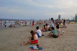 Đà Nẵng: Bắt đầu xử phạt hành vi xả rác, tiểu tiện ở bãi biển