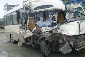 Xe khách đâm xe tải, 9 người bị thương
