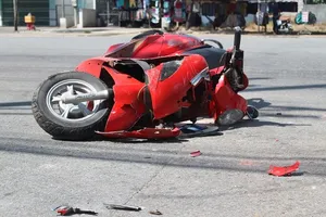 Xe máy vượt đèn đỏ tông vào xe tải, 2 thanh niên bị thương