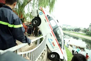  Clip chủ quán nước tò mò lái thử taxi rồi đâm xuống sông