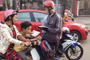 Chặn đầu xe phát tờ rơi quảng cáo bất chấp lệnh cấm