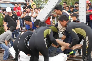 Thách nhau bơi qua kênh Nhiêu Lộc-Thị Nghè, 1 người chết