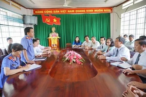 Clip VKS huyện Tân Phú xin lỗi chủ trang trại cá sấu