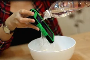 Video: Pin sạc dự phòng điện thoại bằng năng lượng mặt trời 