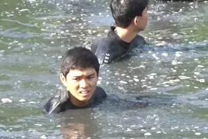 Clip lực lượng cứu hộ dò tìm thi thể cháu bé bị ngã xuống sông 