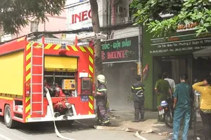 Cháy tiệm hớt tóc, nhân viên tá hỏa bỏ chạy