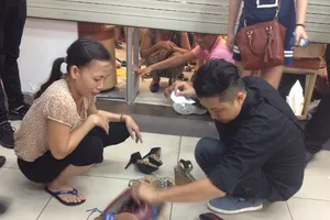 Xả hàng đồng giá, người dân 'chui' cửa cuốn để mua giày