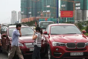 Clip xe ben 'húc' văng ba xe ô tô đang chờ đèn đỏ