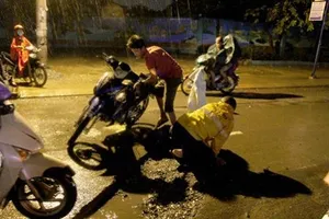 Clip: Công trình 'bẫy' người dân trên đường Mã Lò 