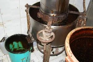 Clip sản xuất tương ớt bằng bột mì và chất tạo màu 