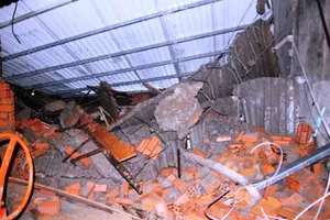 Clip hiện trường vụ sập nhà ở Bình Chánh làm một người chết