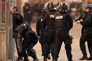 Clip đấu súng gần Paris, hai tên khủng bố thiệt mạng