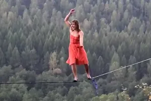 Clip cô gái đi giày cao gót trên dây vượt qua vách núi