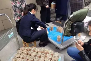 Dùng 250 kg tiền xu để mua nhà cho con