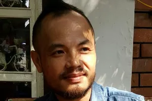 Trần Lập sụt 8 kg vẫn tươi tắn đi cà phê với bạn bè