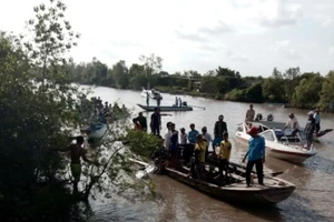 Ca nô đâm chân cầu, một người chết, một người mất tích