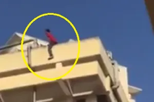 Nam sinh viên 'ngáo đá' nhảy từ tầng 4 xuống đất