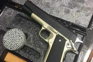 Hai khẩu súng nhập khẩu trái phép qua đường hàng không