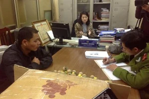 Tạm giữ đối tượng mang 700 quả pháo hình lựu đạn trên xe khách