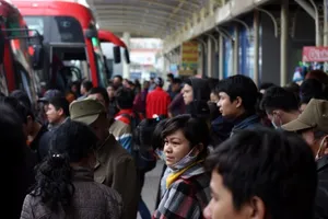 Người dân về quê đón tết Dương lịch, bến xe chật ních người