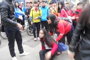 Một nữ sinh Huế bị đánh hội đồng trước cổng trường