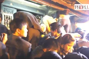 Clip cảnh tượng cướp lộc sau giờ khai ấn đền Trần 