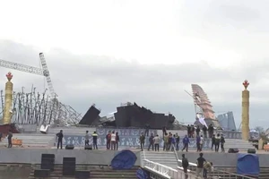 Sập sân khấu, nhiều người hoảng loạn