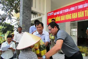 Báo Pháp Luật TP.HCM tặng quà bà con vùng hạn 