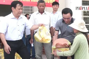 Clip báo Pháp Luật TP.HCM tặng quà bà con vùng hạn