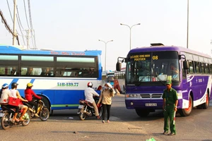 Clip 'hung thần' chở công nhân tung hoành trên quốc lộ 