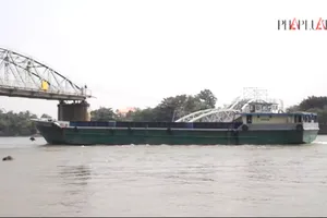 Sau thời gian ách tắc, tàu thuyền được lưu thông qua cầu Ghềnh 