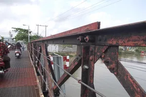 Thót tim qua những cây cầu chờ sập ở TP.HCM