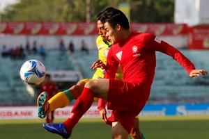 Thắng nhẹ nhàng, Hải Phòng vươn lên đầu bảng