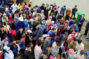 Hàng chục tàu cao tốc đưa du khách kẹt ở Cù Lao Chàm vào bờ