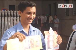 TP.HCM: Chỉ có 50 người mua được tiền lưu niệm 100 đồng 