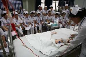 Sang Đức làm điều dưỡng, lương 65 triệu đồng/tháng