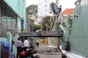 Clip: Cần cẩu chục tấn đè sập trường mầm non