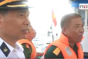 Clip Hải quân Việt Nam thăm ngư dân trên biển Trường Sa