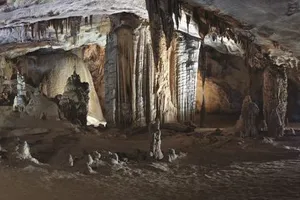 Chùm ảnh: Xuyên qua đá vôi trong lòng hang Thiên Đường