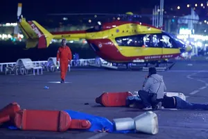 Clip: Cận cảnh vụ tấn công bằng xe tải kinh hoàng tại Pháp