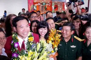 Hoàng Xuân Vinh chật vật thoát khỏi 'vòng vây' người hâm mộ