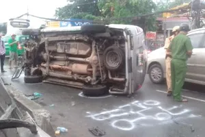 Tránh xe máy chạy ẩu, xe du lịch lật giữa đường