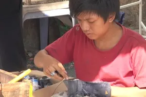 Beo - cậu bé sửa giày miễn phí cho người nghèo 