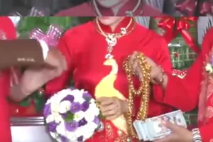 Sốc: Cha tặng con gái hơn 11 kg vàng, 50.000 USD trong ngày cưới