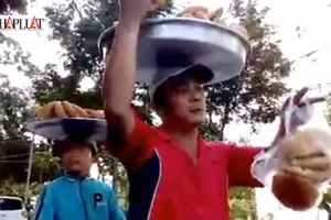 Clip: 'Dị nhân' bán bánh tiêu 