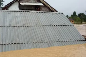 Clip: Huyện Hương Khê, Hà Tĩnh ngập chìm trong lũ dữ