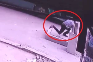 Clip: Người đàn ông đón xe buýt rơi xuống hố ga tử vong